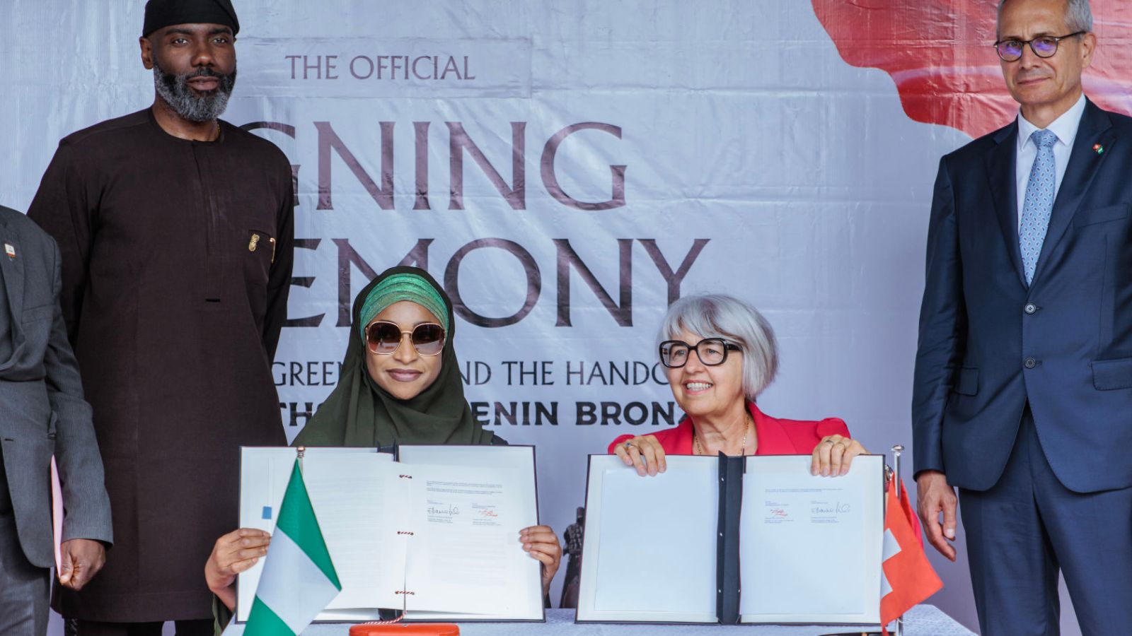 An der Zeremonie in Lagos unterzeichneten Nigerias Kulturministerin Hannatu Musa Musawa und Bundesrätin Elisabeth Baume-Schneider ein bilaterales Abkommen gegen den illegalen Kulturgütertransfer.